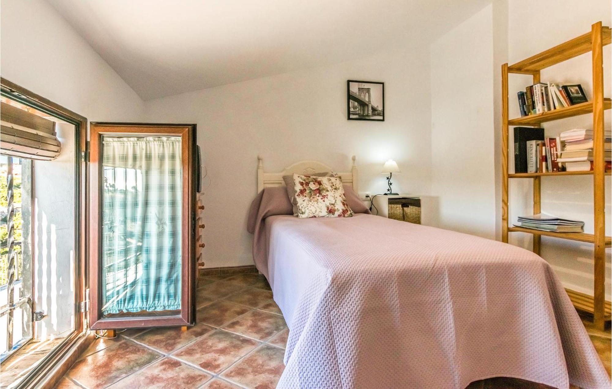 Pet Friendly Home In Hornachuelos With Kitchen Bagian luar foto